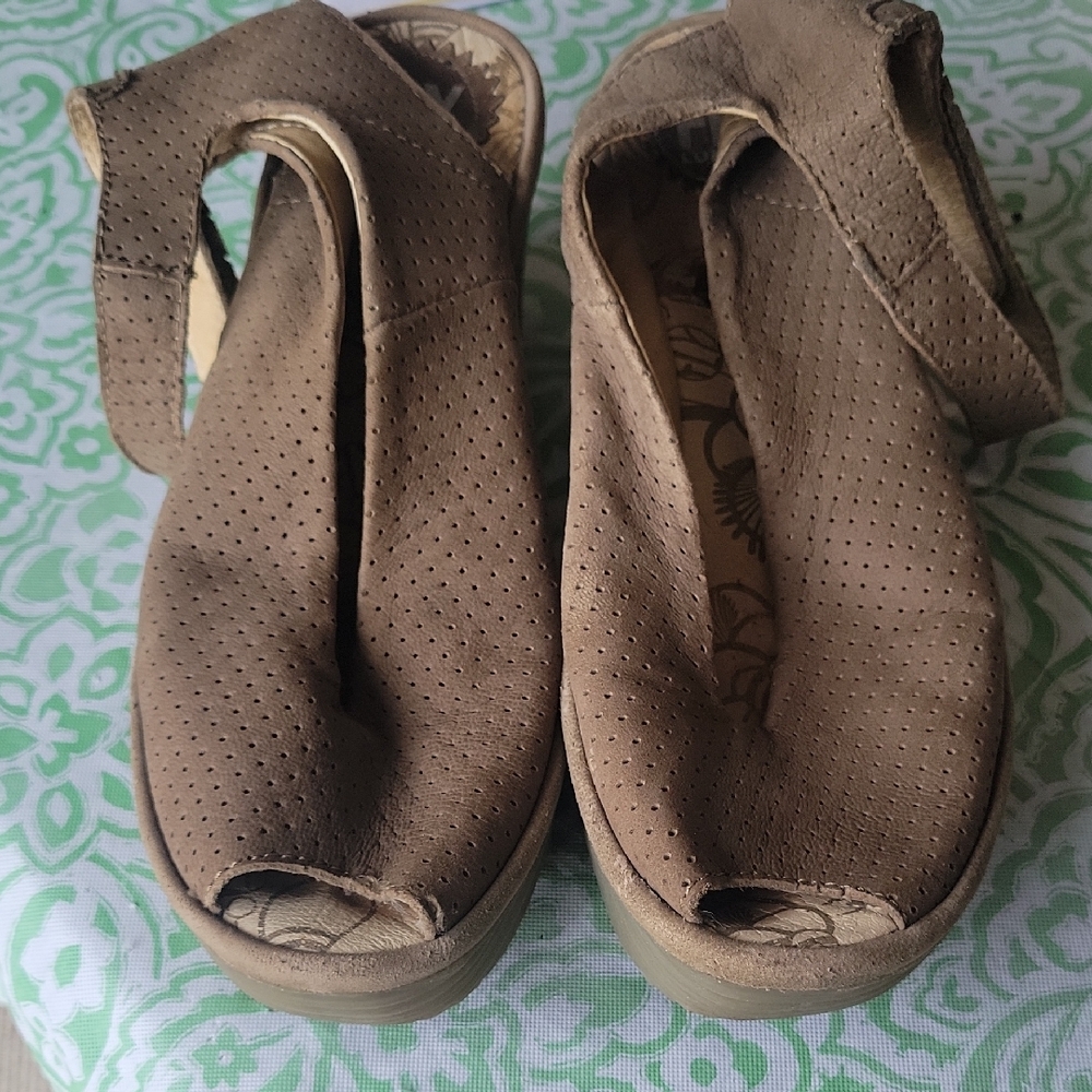Fly London Yala Tan Leather Detail